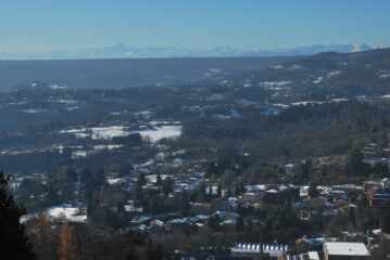Anche oggi Monviso ben visibile, dietro una Serra tirata con la riga