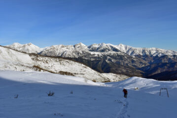 In salita verso il riugio Sanremo,bella vista sul Mongioie,Conoja e Pizzo d'Ormea