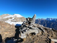 Ometto in pietre in vetta alla Corvegia (sullo sfondo il Sasso Canale)