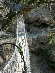 il ponte tibetano sul torrente Crosa