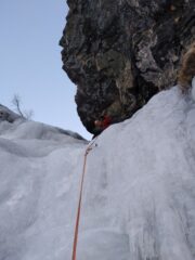 Luca sopra il primo salto della nicchia, quest'anno bello liscio e dritto