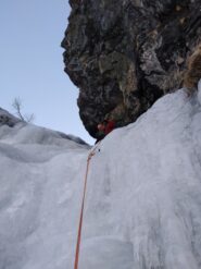 Luca sopra il primo salto della nicchia, quest'anno bello liscio e dritto