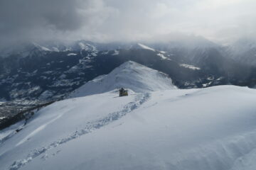 vista verso la Punta di Metz e sullo sfondo la conca di Pila e la Punta Pierre illuminata dal sole