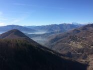 Dalla cima del pilastro Gruppo del Rosa a destra e Mottarone a sinistra.