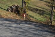 Un’indicazione non-sense sulla strada appena dopo S. Grato: un paletto ad un bivio, senza frecce, che potrebbe erroneamente portare a lasciare l’asfalto mentre occorre proseguire diritto