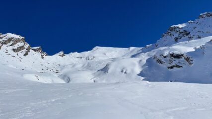 Il pianoro dove sorge Capanna della Losetta. A destra si sale per ripidi pendii al Passo della Losetta.