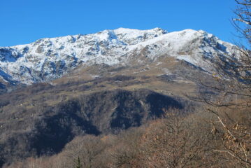 Salvine, Mombarone, Punta Tre Vescovi e Trüc Buscajun dalla strada asfaltata prima del bivio per Brichetta 