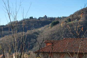 Il Santuario di Graglia visto da Sordevolo imboccando la salita per S. Grato