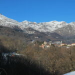 Mucrone, M. Rosso, M. Camino, M. Tovo e conca di Oropa visti salendo al Bric Burcina.