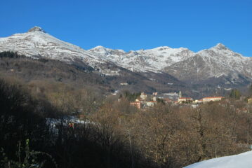 Mucrone, M. Rosso, M. Camino, M. Tovo e conca di Oropa visti salendo al Bric Burcina.
