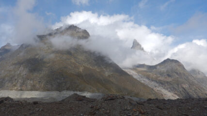 Aiguille Noire sbuca dalle nuvole