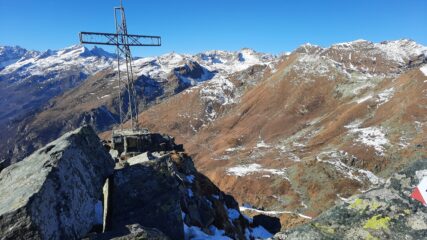 vetta, croce ed in basso santuario del Ciavanis