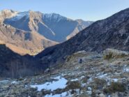 Il vallone con Piedicavallo in fondo, salendo: panorami stupendi e tranquillità garantita!