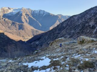 Il vallone con Piedicavallo in fondo, salendo: panorami stupendi e tranquillità garantita!