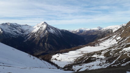 salendo alla Francais Peloux con al centro l'ancora imbiancato Pian dell'Alpe e al centro l'Albergian..