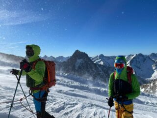 Risalendo al Col de la Lauze con forte vento
