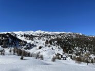 Il versante opposto al colle con la Capanna Mautino e il Col Saurel. 