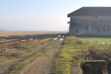 Retro della Cascina Varola e strada da Larizzate, lungo la quale arriva la Via Francigena proveniente dalla Valle di Susa
