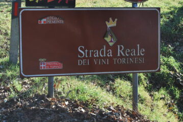 Interessante segnaletica stradale all’arrivo a Palazzo Canavese 