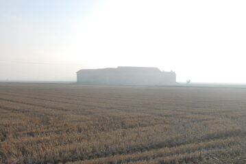 Immagine tipicamente padana: la Cascina Regina sta per essere avvolta dalla nebbia.