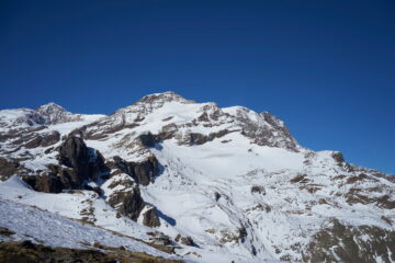 Vista dal Corno del Camoscio sul Massiccio del Rosa con i suoi ghiacciai. Tra le punte più alte dal centro verso destra: Piramide Vincent, Punta Parrot, Punta Gnifetti con visibile Capanna Regina Margherita