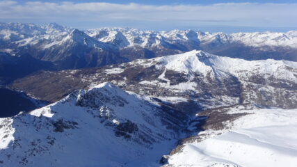 Sestriere e l'omonimo Colle in basso