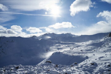 Vista sull'altopiano di Raty Superiore a destra e dorsale del Bec Barmasse sulla sinistra