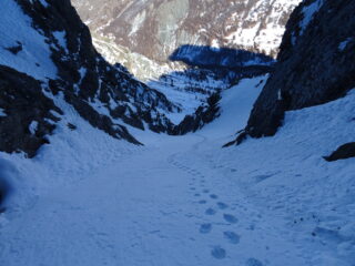 Salendo il canale superiore (sull'unico tratto di neve bella)