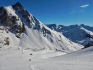 Discesa con vista sulla ovest del Blaves 