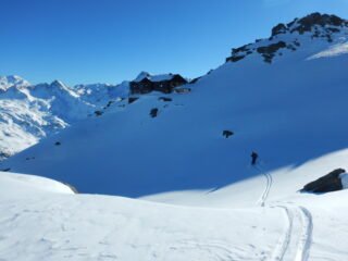 si entra nel canale sotto al rifugio senza tracce