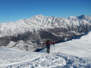 sullo sfondo Gran Combin, Mont Gelè e Cervino