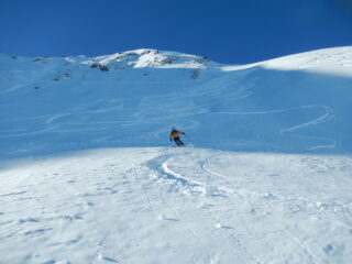 Bella discesa per pendii a tratti sostenuti....