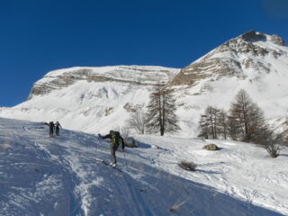 sulla destra la parete rocciosa della Barre de la Pisse