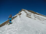 la dorsale di salita presenta poca neve