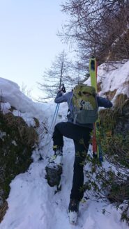 La variante di salita, tocca togliere gli sci.