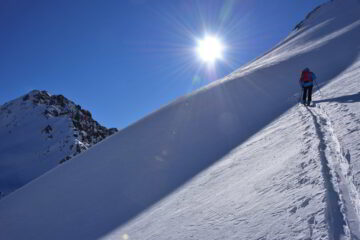 Salendo i pendii finali verso la Q.2709