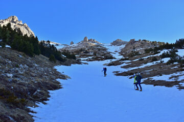 Finalmente la salita si svolge su neve, a breve la diramazione