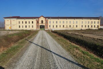 La Tenuta Castellone, quasi alle Cascine Strà. Sulla sinistra è visibile il punto sosta