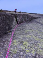 ll superamento del diedro ad arco proteggibile con l'ausilio di micro friend..
