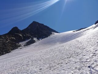 Risalendo il ghiacciaio verso la base della cresta 