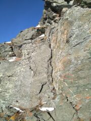 La breve paretina con friend incastrato a metà fessura.