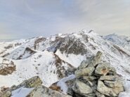 Dalla cima, il panorama verso il monte Giulian.
