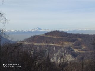 Le nuove cave della montagna a fianco con Monviso stagliato alle spalle.