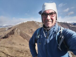 selfie in vetta con dietro l'Alpe