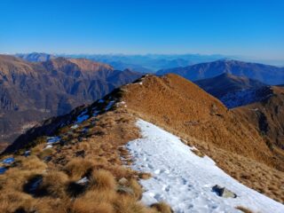 Inizia il traverso verso colle del Campo e in fondo il Monte Croce