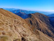 Traversi su erba olina e il Monte Croce ora un po' più vicino