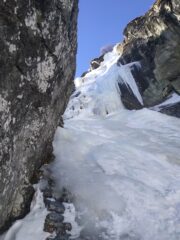 Dalla sosta su chiodi. Si intravvede l'uscita a destra sulla sommità