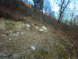 fine strada erbosa e inizio sentiero in 