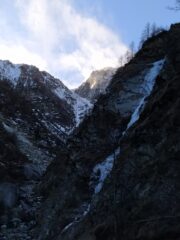 La cascata sulla dx con rocca bianca sullo sfondo