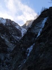 La cascata sulla dx con rocca bianca sullo sfondo